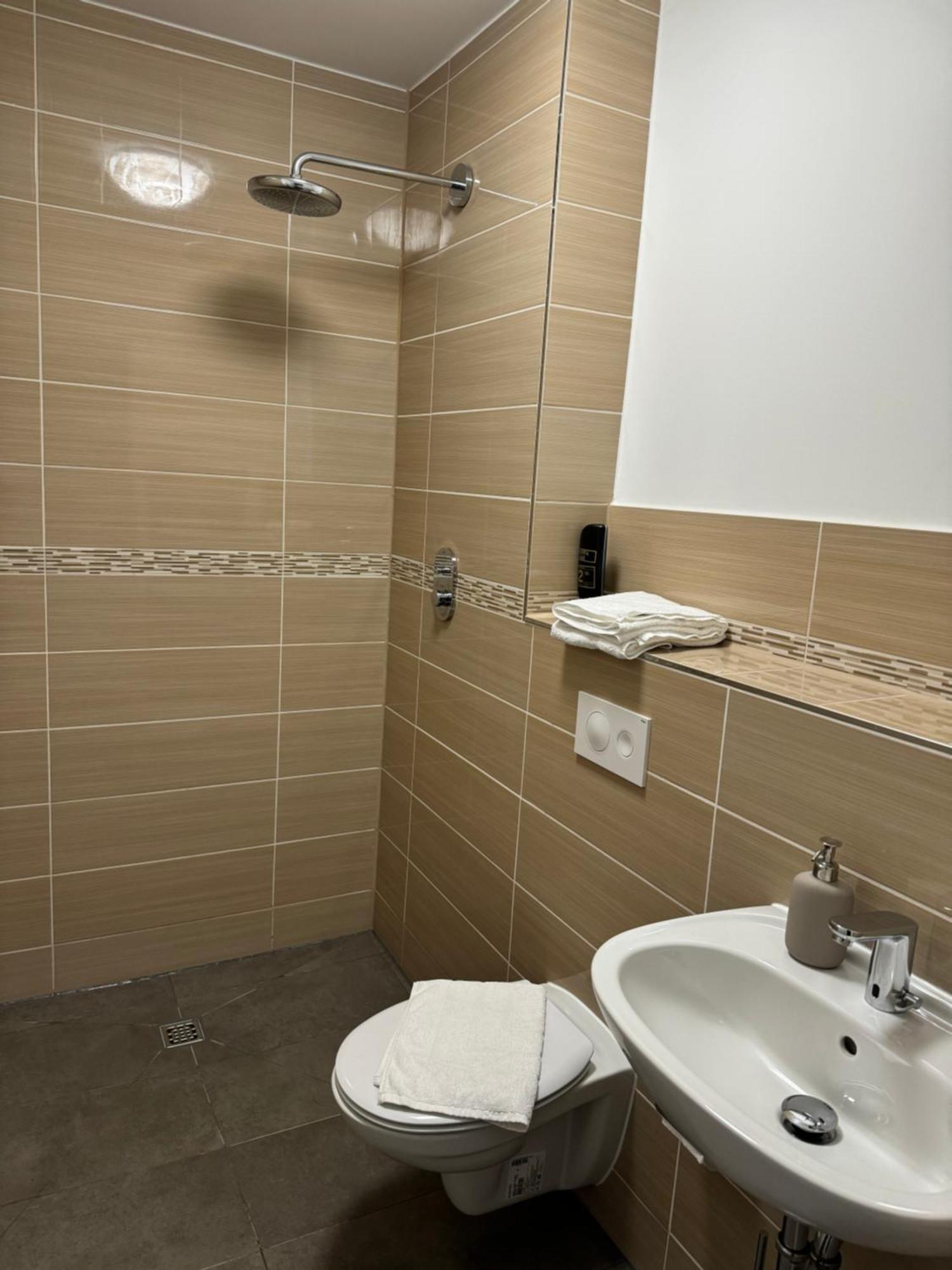 Pension Amedy Lübeck Exteriör bild